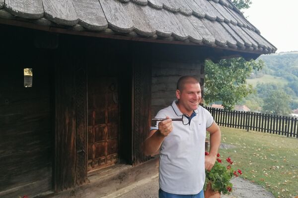 Nikola Petaković otvara posetiocima vrata Crkve Svetog Đorđa - Sputnik Srbija