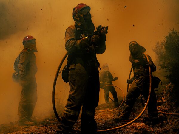 Fotografija &quot;Oganj i pepeo&quot; koja prikazuje borbu vatrogasaca sa vatrenom stihijom osvojila je treće mesto u kategoriji &quot;Glavne novosti, serijal&quot;.  - Sputnik Srbija