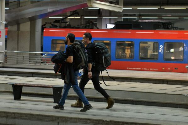 Putnici na jednoj od platformi železničke stanice Beograd Centar - Sputnik Srbija