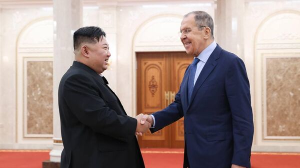 Севернокорејски лидер Ким Џонг Ун и министар спољних послова Русије Сергеј Лавров - Sputnik Србија