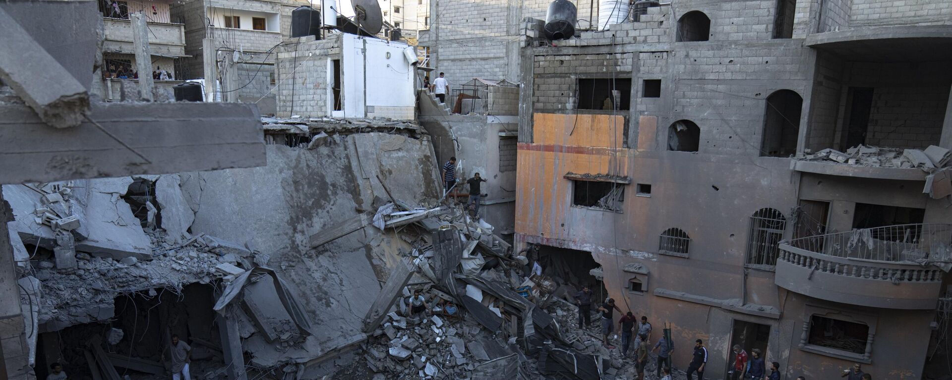 Палестинцы ищут выживших в здании, разрушенном в результате израильской бомбардировки в Хан-Юнисе, сектор Газа - Sputnik Србија, 1920, 30.10.2023