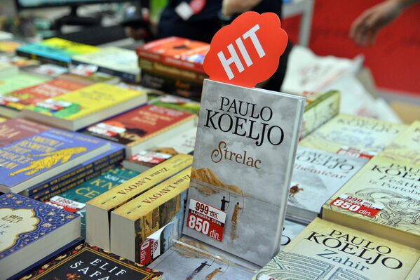 Za posetioce, ljubitelje pisane reči, Sajam knjiga je jedinstvena prilika da na jednom mestu pronađu, i uz posebne sajamske popuste kupe knjige koje ih zanimaju - Sputnik Srbija