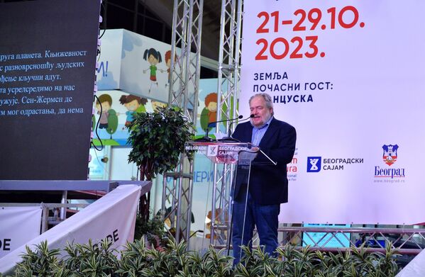 Na svečanoj ceremoniji otvaranja, u ime zemlje počasnog gosta učesnike Sajma je pozdravio Matijas Enar, jedan od omiljenih francuskih pisaca i jedan od najboljih poznavalaca istorije i kulture našeg regiona - Sputnik Srbija