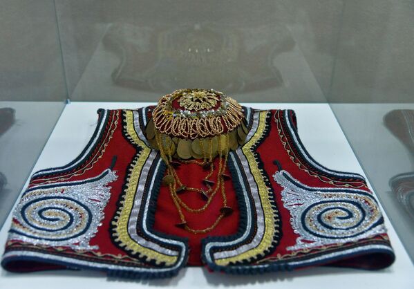 Bogato ukrašeni jelek, deo narodne nošnje Srba na KiM, na štandu Kancelarije za Kosovo i Metohiju  - Sputnik Srbija