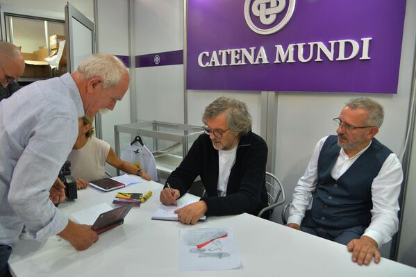 Emir Kusturica potpisuje svoju novu knjigu „Kad mrtve duše marširaju“ na Sajmu knjiga - Sputnik Srbija