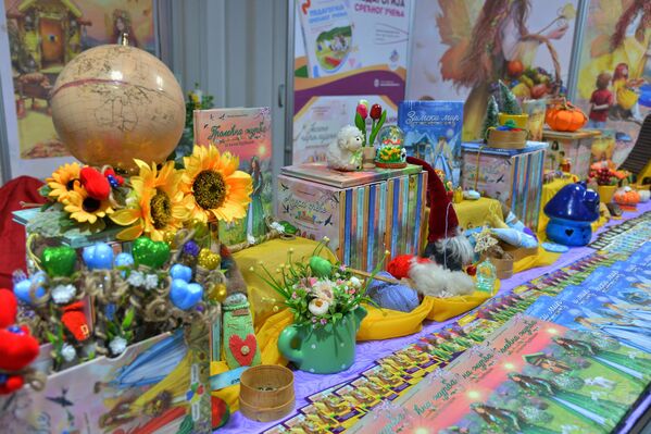 Vesele boje i cvetna dekoracija štanda posvećenog najmlađima  - Sputnik Srbija