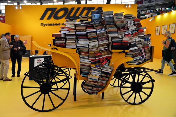 Kočija sa knjigama ispred izložbenog prostora Pošte Srbije   - Sputnik Srbija