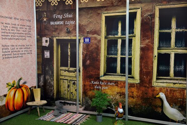 Bogato dekorisan štand Feng Šui instituta Sandre Drinčić posetioca podseća kako je nekada izgledao život na selu  - Sputnik Srbija