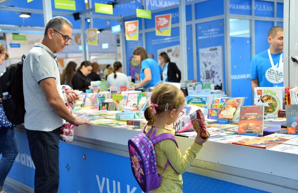 Tradicionalni Školski dan biće organizovan u četvrtak, 26. oktobra. Izdavači za školski dan pripremaju posebne programe namenjene mlađim i starijim školarcima, kao i njihovim učiteljima i predavačima - Sputnik Srbija