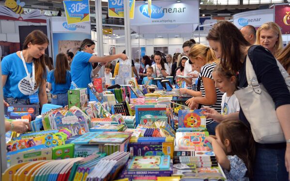 U okviru Beogradskog sajma knjiga dodeljuje se više nagrada: Izdavač godine, Izdavački poduhvat godine, Dečja knjiga godine i Najlepša knjiga - Sputnik Srbija