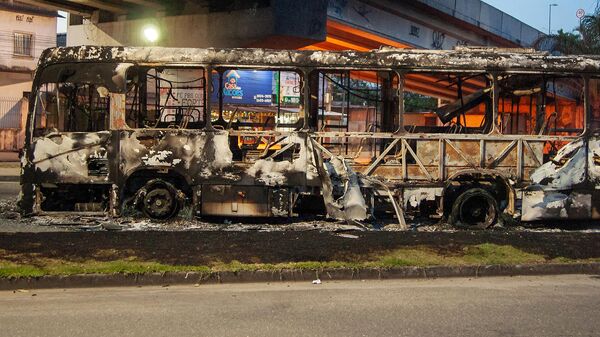 Изгорели аутобус и аутомобили у Рију - Sputnik Србија