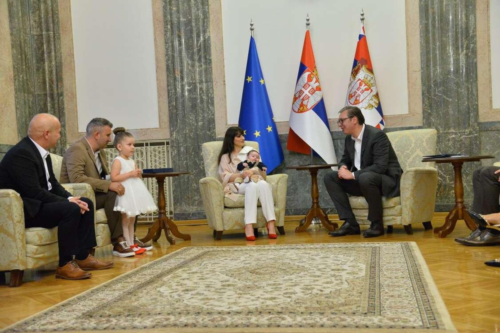 Председник Србије Александар Вучић примио је данас чланове породице Јанковић са Косова и Метохије чији син Лазар је хиљадита беба која је рођена у болници у Пасјану - Sputnik Србија, 1920, 25.10.2023