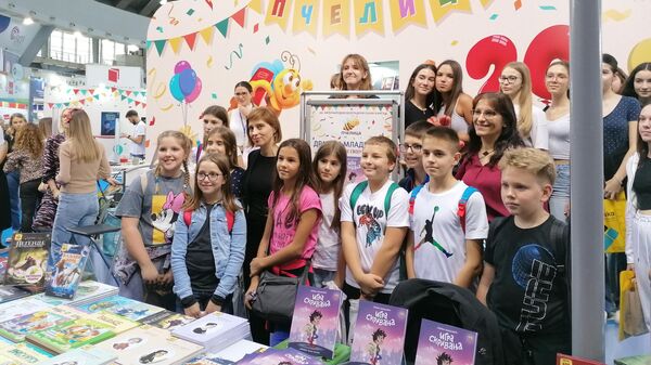 Pesnikinja Dragana Mladenović sa svojim malim čitaocima na Sajmu knjiga - Sputnik Srbija