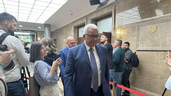 Andrija Mandić dolazi na sednicu Skupštine Crne Gore na kojoj se biraju vlada i predsednik parlamenta - Sputnik Srbija
