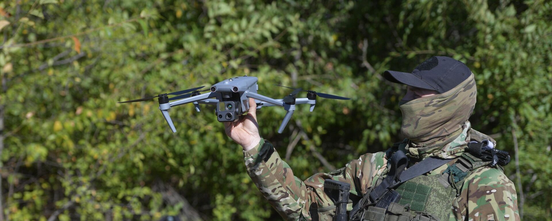 Ruski vojnik sa dronom - Sputnik Srbija, 1920, 19.09.2025