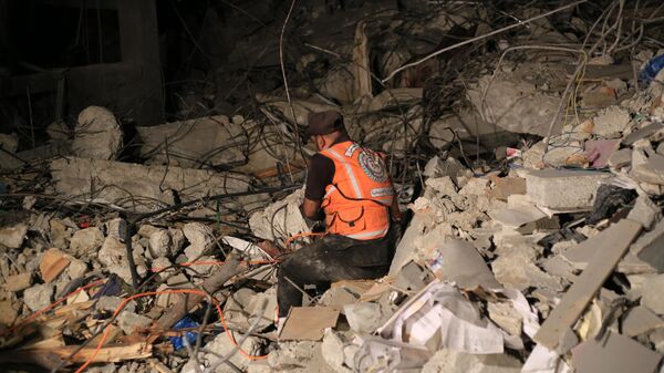 Спасилачке акције потраге за затрпанима у рушевинама у Појасу Газе после израелског бомбардовања - Sputnik Србија