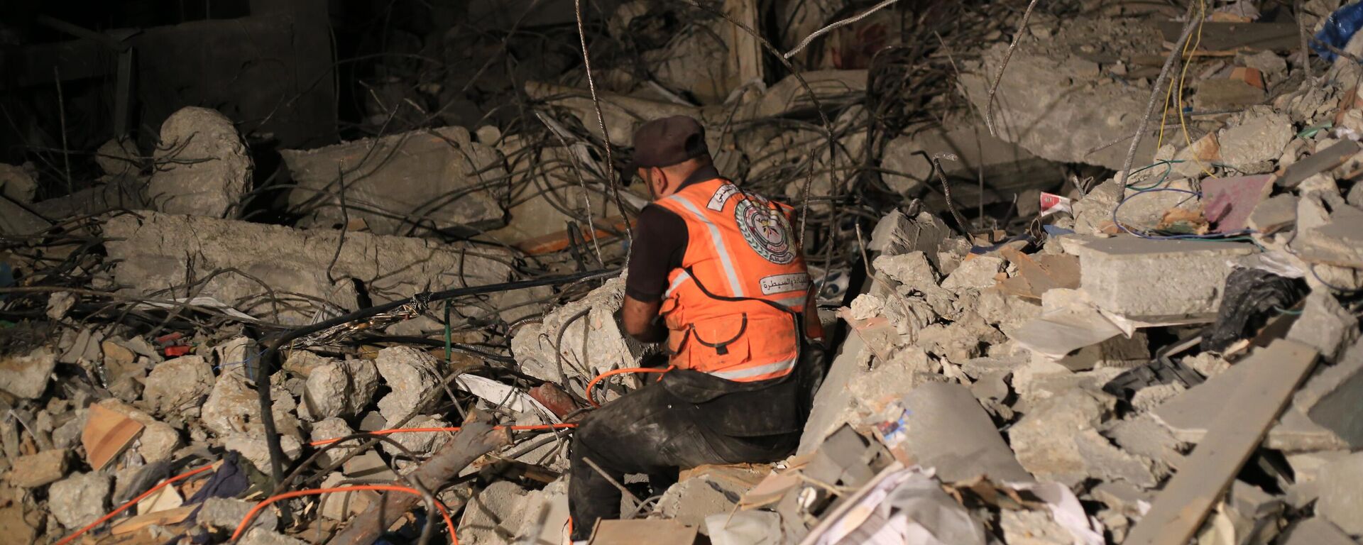 Спасилачке акције потраге за затрпанима у рушевинама у Појасу Газе после израелског бомбардовања - Sputnik Србија, 1920, 03.11.2023