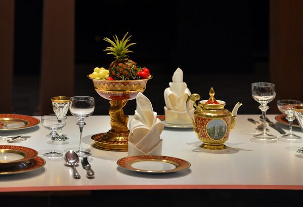 У 19. веку француско сервирање замењено је руским. Гости су седали за сто на којем је било само воће и украсно цвеће - Sputnik Србија