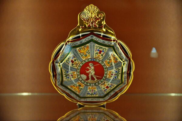 Za ukrašavanje servisa Rafaelov korišćen je orginalni ukrasni dekor sastavljen na osnovu crteža Rafaelovih lođa u Vatikanu - Sputnik Srbija