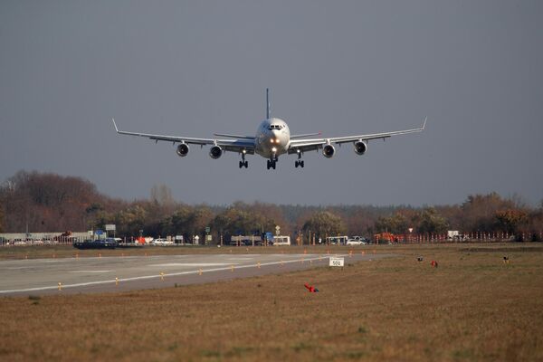 &quot;Први лет Ил-96-400М показује да руска индустрија има све потребне технологије за прављење широкотрупних авиона намењених за дуге релације. Прављење оваквих авиона је јединствена компетенција која ће помоћи да се обезбеди технолошки суверенитет земље“, прокоментарисао је шеф „Ростеха“ Сергеј Чемезов. - Sputnik Србија