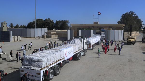 Kamioni sa humanitarnom pomoći za stanovništvo Gaze na egipatskoj granici - Sputnik Srbija