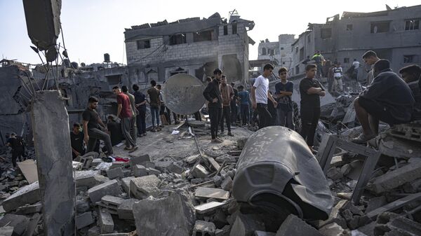 Palestinci u razrušenom Pojasu Gaze. - Sputnik Srbija