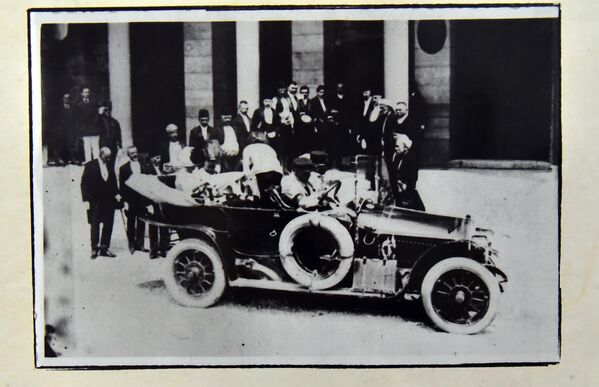 Аутомобил са престолонаследником Фердинадом стиже испред Већнице(Архив Сарајева) - Sputnik Србија