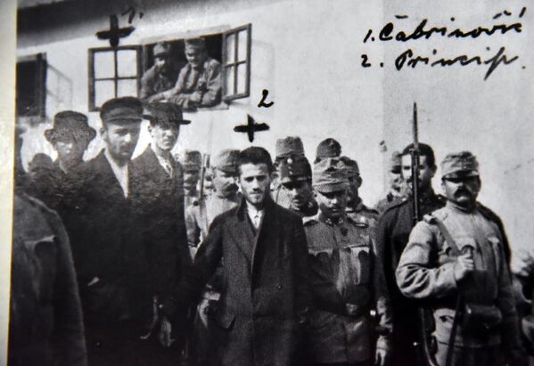 Fotografija Čabrinovića i Principa ispred sudnice. Kao maloletnik, po tadašnjim austrougarskim zakonima, Gavrilo Princip je osuđen  na maksimalnu kaznu od 20 godina zatvora - Sputnik Srbija