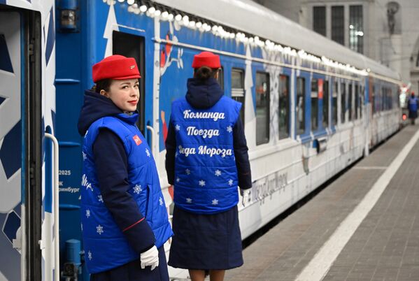 Кондуктери пред испраћај Деда Мраза из Великог Устјуга специјалним „возом Деда Мраза” са Кијевске станице на новогодишње путовање по Русији, у организацији Руских железница. - Sputnik Србија