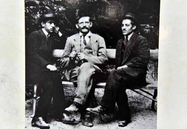 Након доношења одлуке да изврше атентат, три кључна завереника, Гаврило Принцип, Трифко Грабеж и Недељко Чабриновић одлучују и да се фотографишу. То је било као остављање трага о себи. Принцип и Грабеж се фотографишу на Калемегдану, у мају 1914, а Чабриновић је одлучио да се фотографише на сам дан атентата - Sputnik Србија