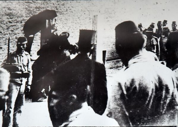 Фотографија извршења смртне казне вешањем над једним од учесника атентата (Сарајево. 3. фебруар 1915. године) - Sputnik Србија
