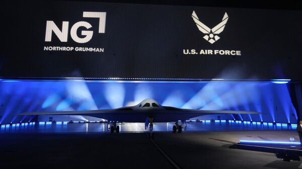 Новейший американский ядерный бомбардировщик-невидимка B-21 Raider на выставке Northrop Grumman в Палмдейле, Калифорния - Sputnik Србија