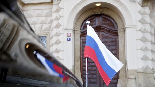 Аутомобил руског амбасадора у Чешкој испред зграде Министарства спољних послова Чешке у Прагу - Sputnik Србија