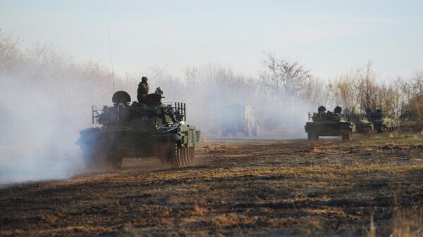 Боевая стрельба экипажей модернизированного танка Т-62 на полигоне в Запорожской области  - Sputnik Србија