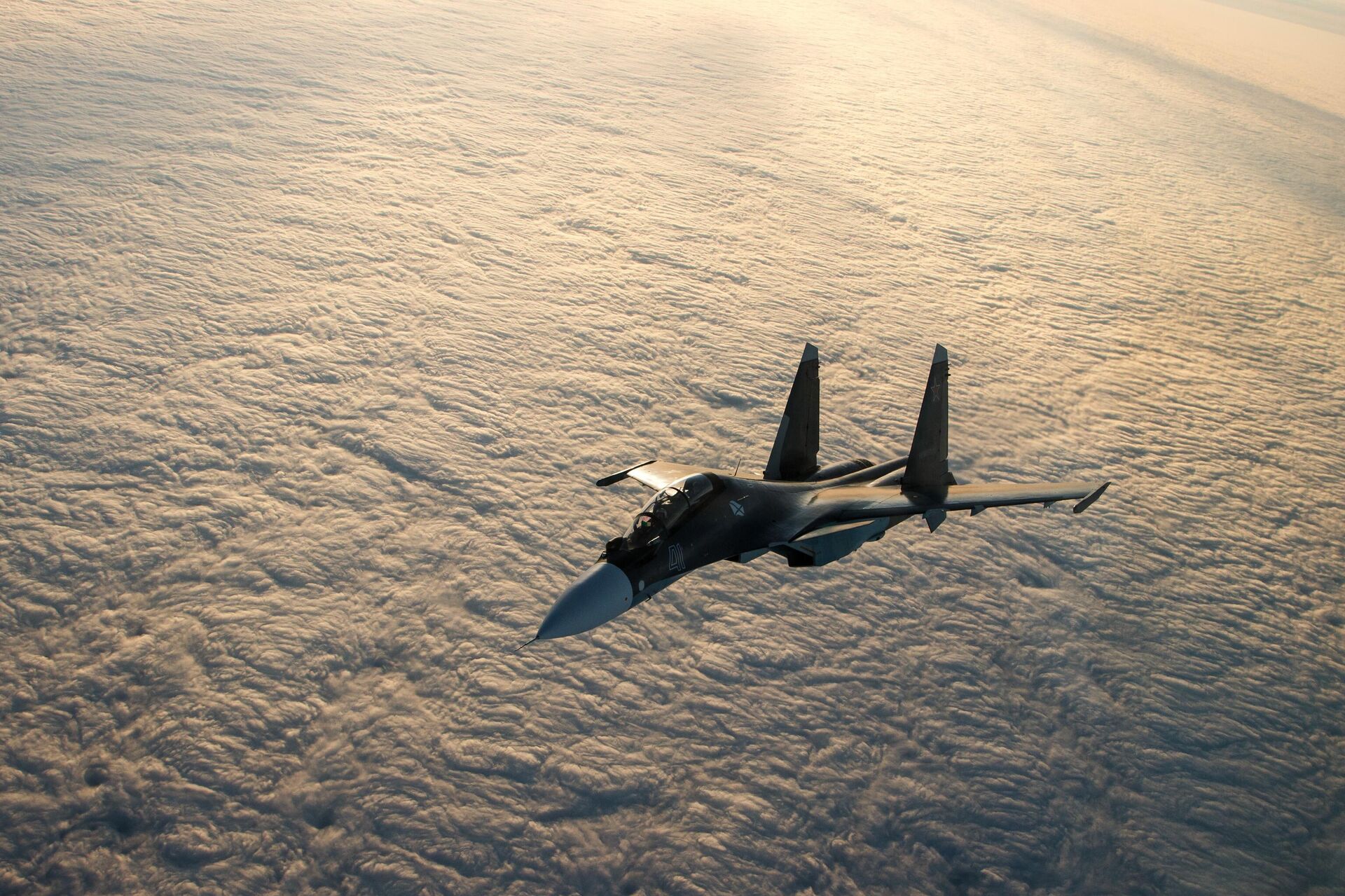 Višenamenski lovac Su-30SM na taktičko-letačkim vežbama pomorske avijacije Crnomorske flote u Jejskom rejonu. - Sputnik Srbija, 1920, 25.03.2025