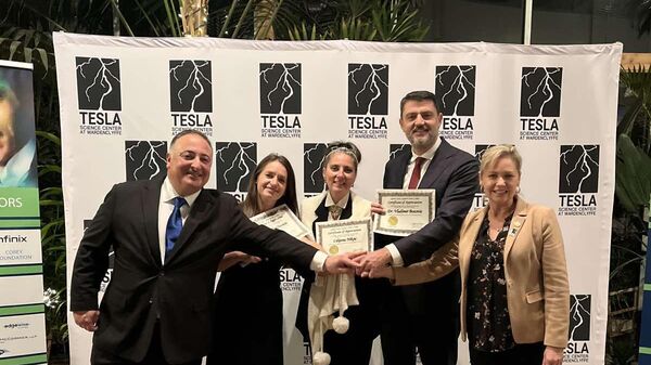 Tesla ambasador Mark Alesi, ambasadorka Ljiljana Nikšić i generalni konzul u Njujorku Vladimir Božović. - Sputnik Srbija