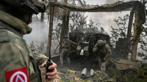 Руска артиљерија гађа положаје украјинских снага из вучне хаубице мста Б калибра 152 мм у зони специјалне војне операције - Sputnik Србија