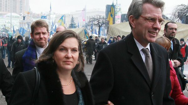 Заместитель госсекретаря США В.Нуланд и посол США Д.Пайетта  в Киеве, 2013 год - Sputnik Србија