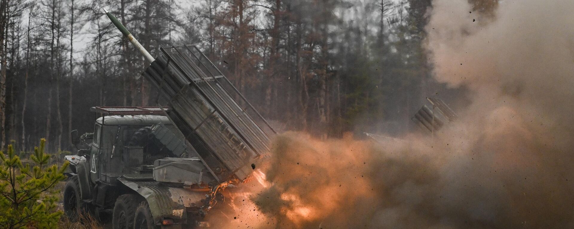 РСЗО БМ-21 Град гвардейского мотострелкового полка ЦВО ведут огонь по позициям ВСУ на Краснолиманском направлении спецоперации - Sputnik Србија, 1920, 25.12.2023