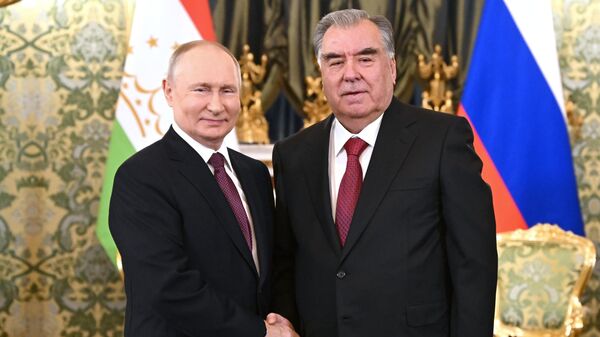 Руски председник Владимир Путин са председником Таџикистана Емомалијем Рахмоном - Sputnik Србија