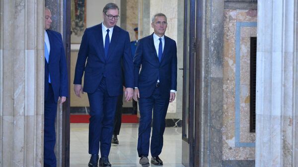 Aleksandar Vučić i Jens Stoltenberg ulaze u pres salu Predsedništva - Sputnik Srbija