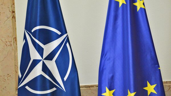 Zastave NATO i EU  - Sputnik Srbija