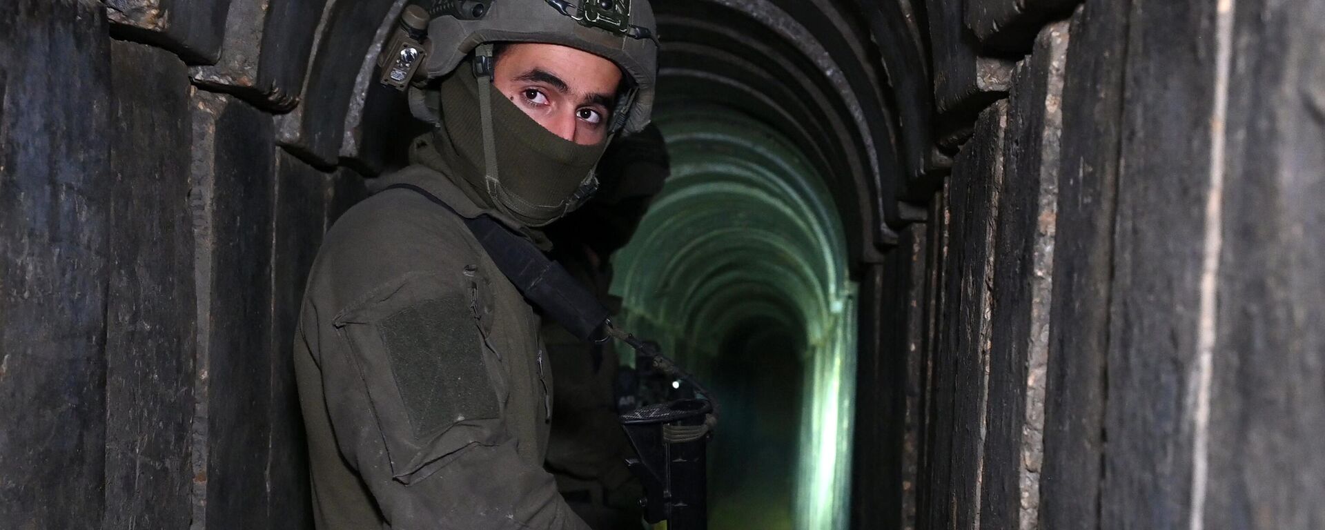 Солдат стоит в тоннеле, вырытом, по словам израильской армии, боевиками ХАМАС - Sputnik Србија, 1920, 23.11.2023