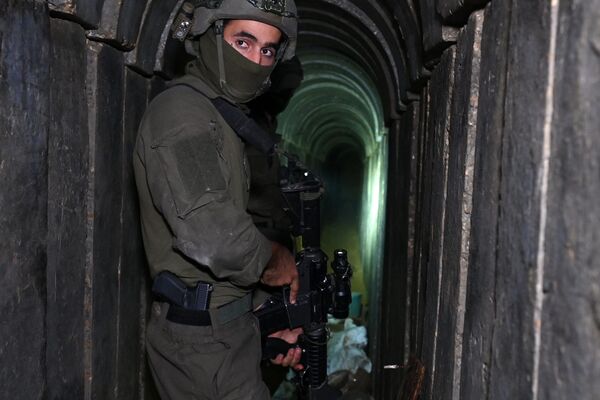 Fotografija nastala tokom kontrolisanog obilaska i naknadnog uređivanja od strane izraelske vojske. Vojnik stoji u, kako IDF tvrdi, tunelu koji su prokopali Hamasovi militanti unutar bolničkog kompleksa Al Šifa u gradu Gaza. - Sputnik Srbija