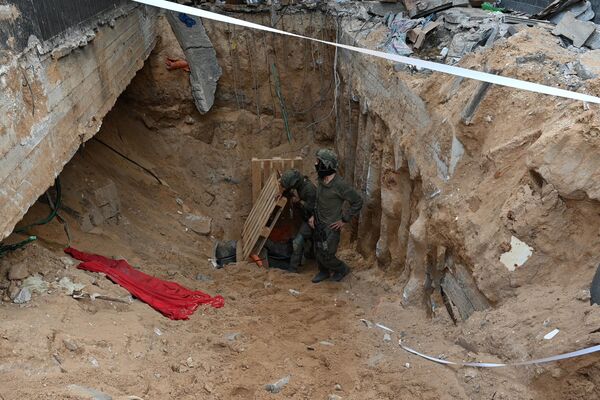 Vojnici stoje pored onoga za šta izraelska vojska tvrdi da je ulaz u tunel koji su iskopali Hamasovi militanti unutar bolničkog kompleksa Al Šifa u gradu Gaza u severnom delu Pojasa Gaze. - Sputnik Srbija