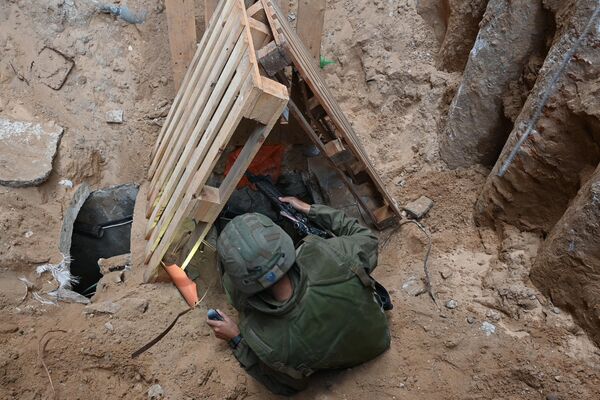 Хамас је наводно знао за скривена подземна утврђена подручја болничког комплекса, а извештај из 2014. открива да је Зипоров син Барак споменуо да је касних 1980-их израелски извођач „унајмио Хамас као безбедносну компанију“ за болницу. - Sputnik Србија
