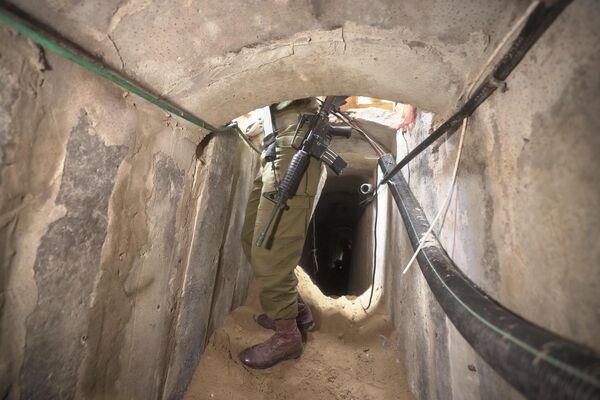 „Očigledno je da Hamas nije koristio bolnicu kao štit. Iako Izrael pokušava da manipuliše javnim mnjenjem amaterskim video snimcima, istina je jasna“, rekao je Mehmet Rakipoglu, istraživač u istraživačkom centru Dimensions for Strategic Studies sa sedištem u Londonu.Do sada, mesta za koja Izrael tvrdi da ih koriste &#x27;terorističke ćelije Hamasa&#x27; kao tunele su rezervni rezervoari za vodu, rekao je on, pozivajući se na postove na društvenim mrežama u kojima se izrugljuju &#x27;dokazi&#x27; IDF-a o navodnim mrežama militantnih tunela u civilna područja koja se ispostavljaju kao obični rezervoari za vodu, grejanje i septičke jame. - Sputnik Srbija
