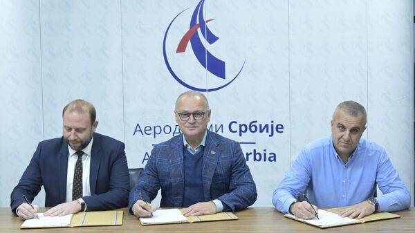 Na aerodromu „Morava“ kod Kraljeva potpisan kolektivni ugovor kojim je za zaposlene u javnom preduzeću „Aerodromi Srbije“, obezbeđen niz pogodnosti  - Sputnik Srbija