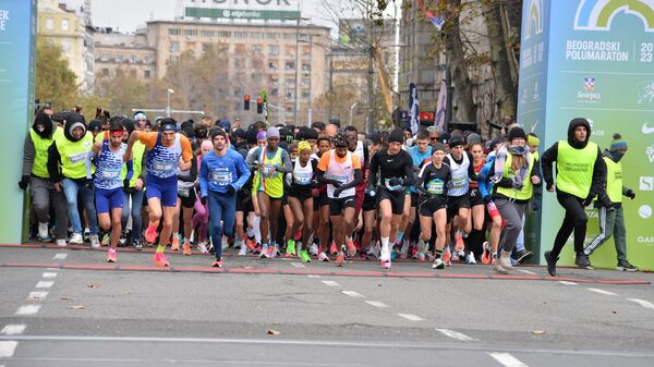 Beogradski polumaraton na kojem je po izuzetno hladnom vremenu učestvovalo rekordnih 4080 takmičara iz 42 države - Sputnik Srbija