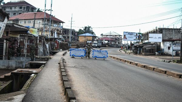 Vojna policija blokira ulicu u Fritaunu u Sijera Leoneu nakon uvođenja policijskog časa. - Sputnik Srbija